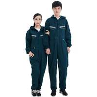 Зеленый и заправка с шляпой и телекоммуникациями