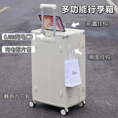 Вместительный и большой универсальный чемодан для путешествий