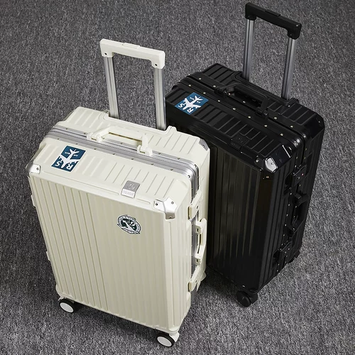 Прочный вместительный и большой универсальный чемодан