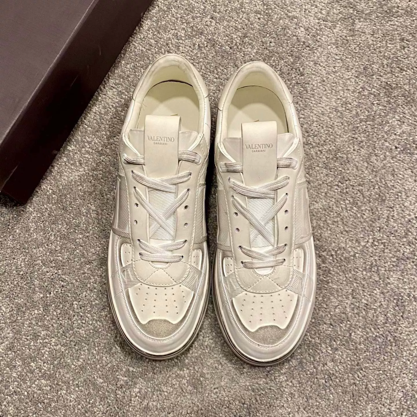 Спортивные ретро-белые низкие кеды Valentino/