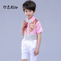 Красная галстук-бабочка, утягивающий пояс на талию