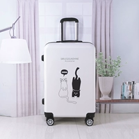 Цветочный черно -белый котенок