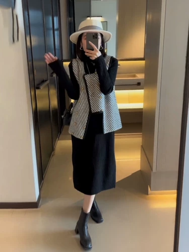 Комплект, демисезонный жилет, пуховик, трикотажная юбка, коллекция 2022, изысканный стиль