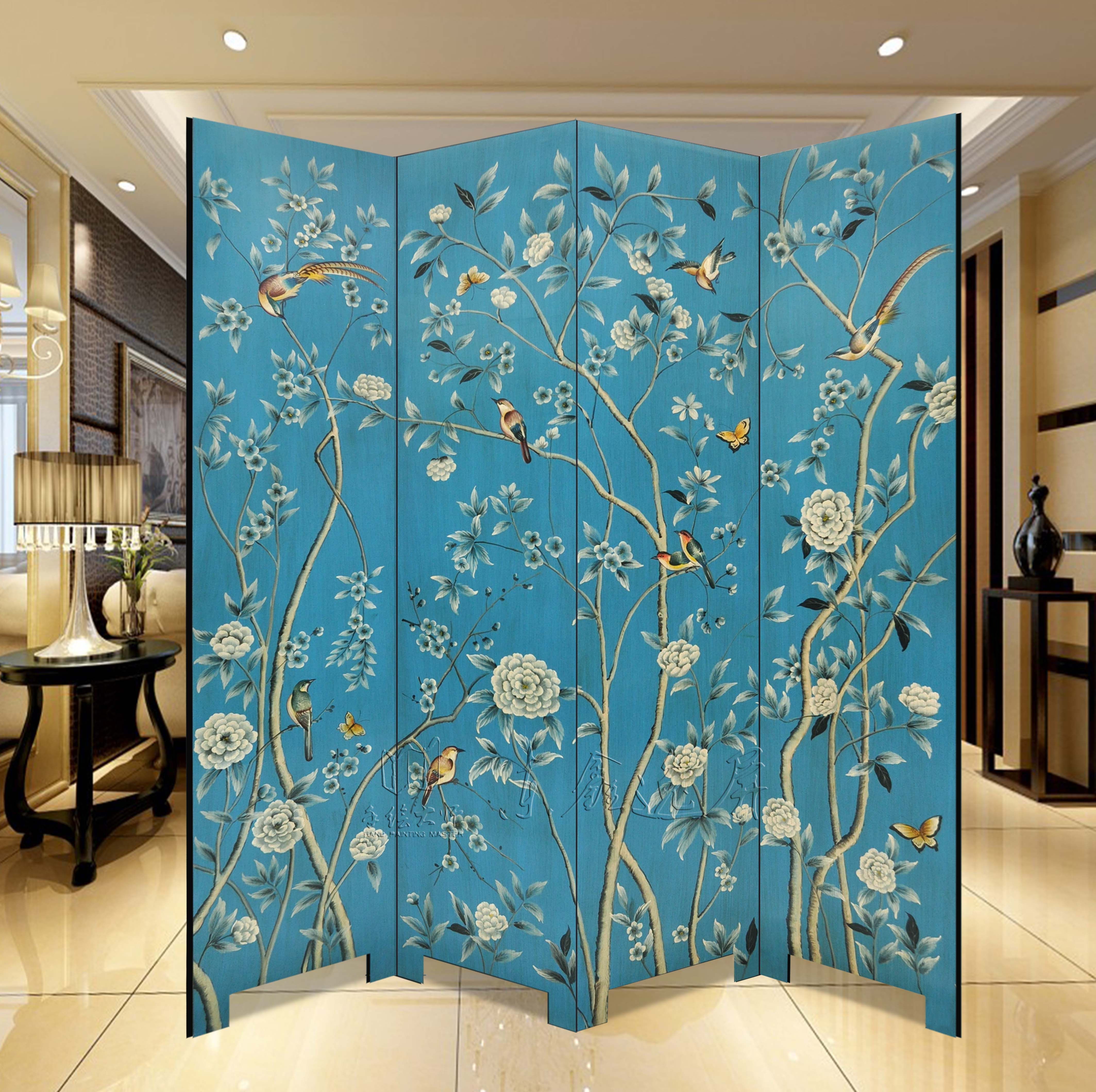 纯净的蓝色漆打底,手绘上花鸟的图案,传达出对自然美学的喜爱和对传统