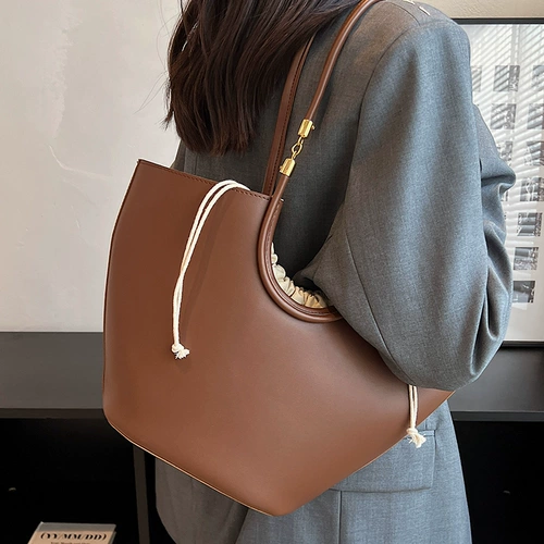 Ретро сумка на одно плечо, вместительная и большая дизайнерская сумка через плечо, изысканный стиль, коллекция 2023, тренд сезона