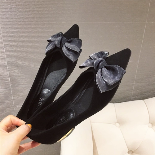 Демисезонная обувь с заостренным носом с бантиком, универсальные туфли, коллекция 2021, тренд сезона, мягкая подошва