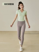 Светло -зеленый молоко+ливневые брюки в гостиной