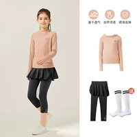 Коралловые черные штаны, белые носки