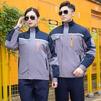 Скрытая синяя куртка на плече.