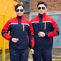 Скрытая синяя красная куртка на плече.