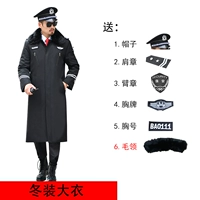 Черное пальто имеет волосатый воротник с аксессуарами с большой кратой