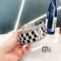 Черно -белый пять -дорожек