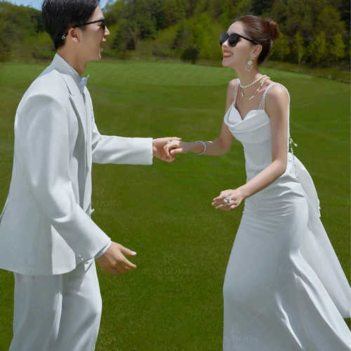 Новая кино студия, съемка, тематическая одежда, газон, камера, свадебная фотография Пара фото рыбного хвоста