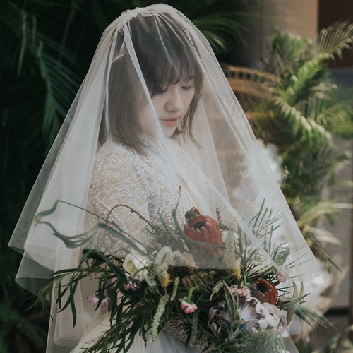 Сертификат свадебной невесты делает снимки двойной слой, покрытый самолетом.