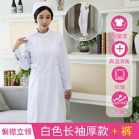 Стоя с длинной длинной густой моделью (одежда+брюки)