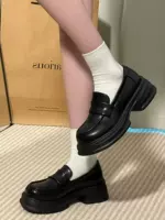 Черные матовые ноги должны иметь большой размер