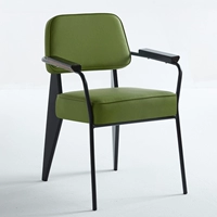 Два выстрела с зеленой поверхностью черной ноги.