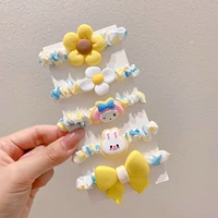 Желтые цветы устанавливают 5 штук