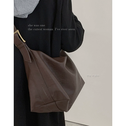 Вместительная и большая демисезонная модная сумка через плечо для отдыха, коллекция 2023