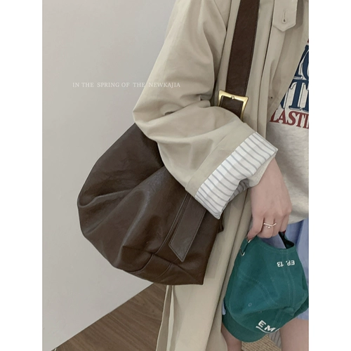 Вместительная и большая демисезонная модная сумка через плечо для отдыха, коллекция 2023