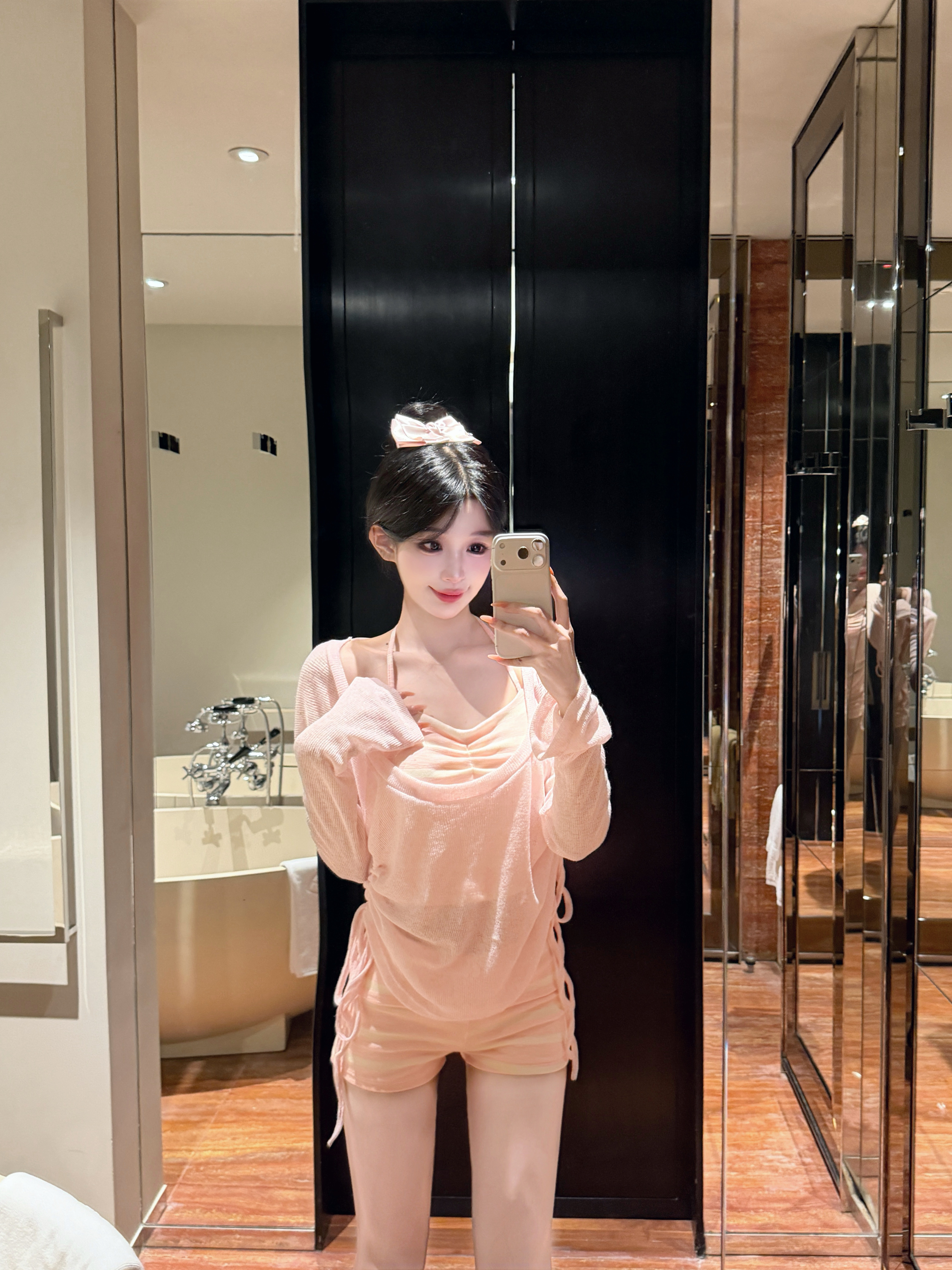 Set bikini tali leher gaya Perancis musim bunga musim panas 2026, penyokong dada kecil, mencerahkan kulit, seluar renang potongan lurus