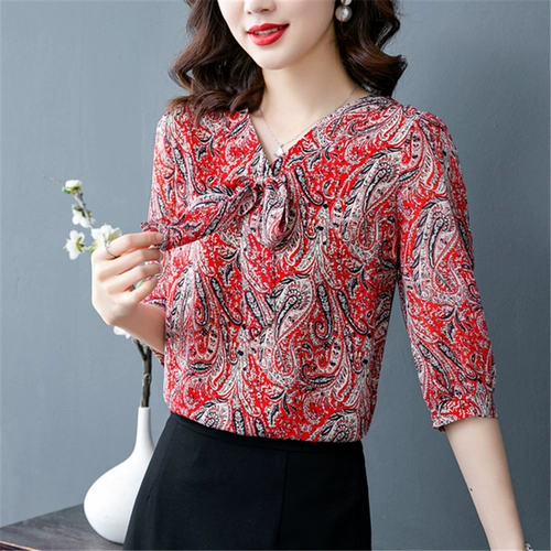 Цветочная шифоновая рубашка для женщин в 2021 году. Летняя новая маленькая маленькая рубашка, покрывающая модную высококласную матерью высококлассного возраста.