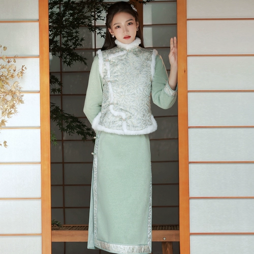 Зеленый демисезонный ретро утепленный жилет, ципао, платье, с вышивкой, светлый стиль