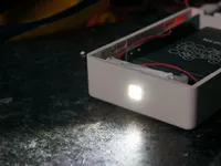 Прикоснитесь к маленькой лампе USB с помощью датчика с датчиком оболочки.