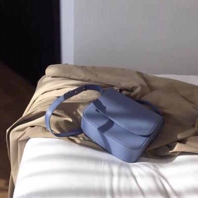 taobao agent Cream cream blue ~ Most flip small bag Korean retro school solid -color shoulder mesengers bag