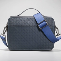 Темно -синий (рука -офф -витдравал)