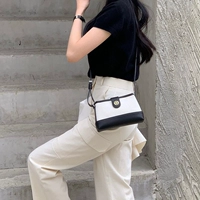 Цвет слоновой кости (маленький горизонтальный вариант), можно носить через плечо, соответствующая версия.