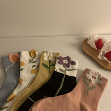 Нижнее белье 可爱花朵袜子女早夏季立体小花瓣中筒袜甜美风长袜小众个性学院袜