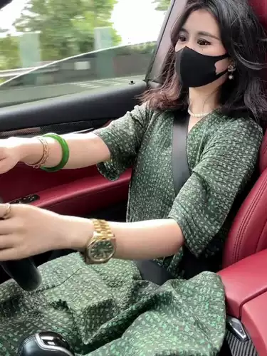 Зеленое летнее платье, корсет, длинная юбка, изысканный стиль, яркий броский стиль, V-образный вырез