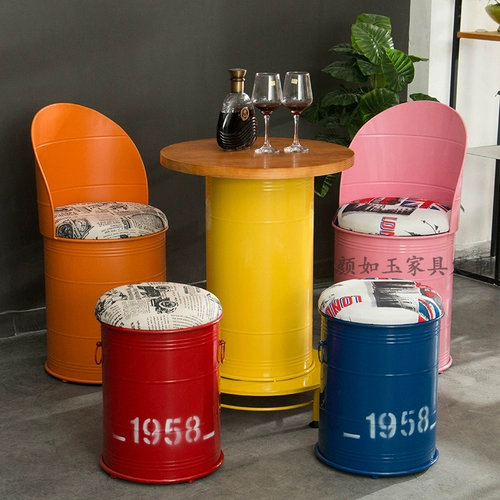 Ретро промышленное ветры и железные искусства создают старое круглый стул стул кафе батон