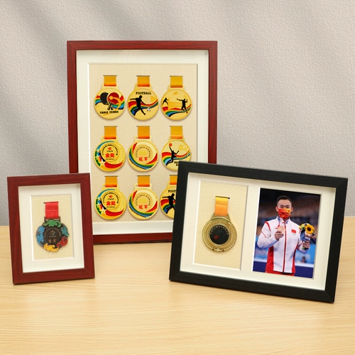 Держите марафонскую медаль на стойке Золотую медаль Чартерной картер