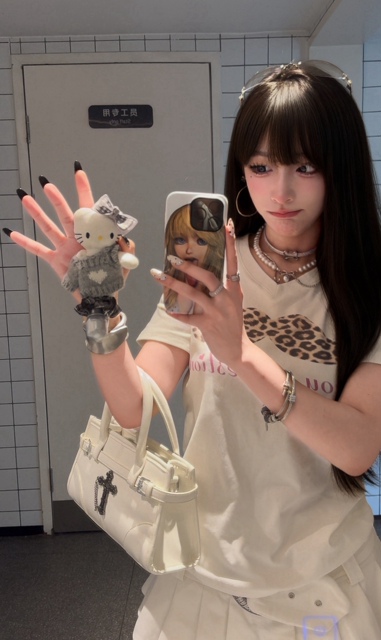 LEOPARD-PRINT V-NECK T-SHIRT image 9