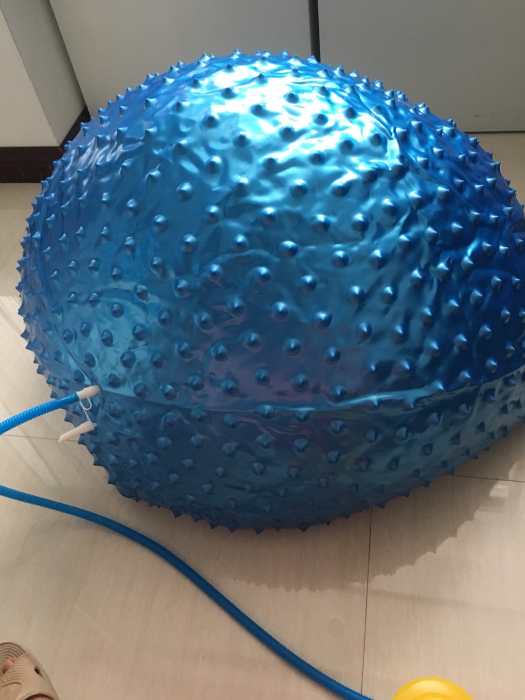 球很大个.也比较厚.很喜欢.可以给孩子玩很久. 做感统很不错.