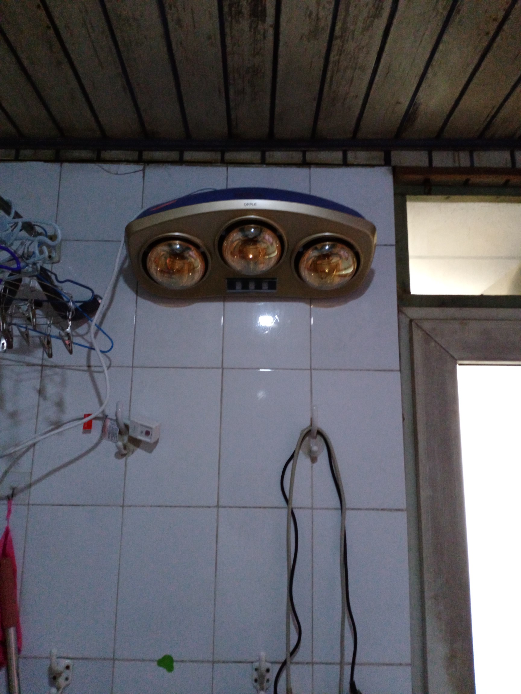 欧普照明浴霸壁挂式灯暖多功能三合一家用化妆室浴室挂墙取暖器