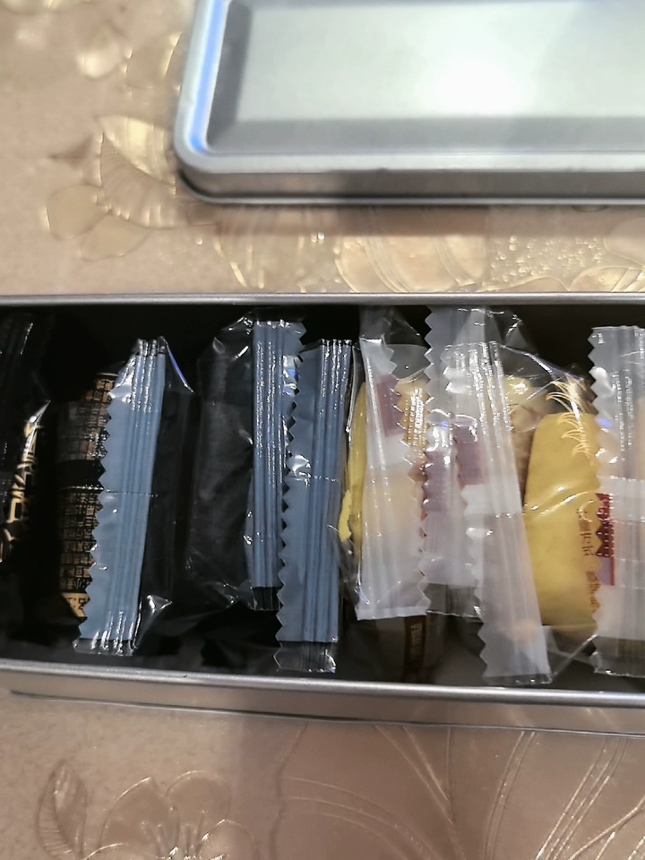 Q大酥食品旗舰店:7.99元! 双1正宗厦门特产五黑凤梨酥铁盒装传统中式糕点心零食休闲零食-3