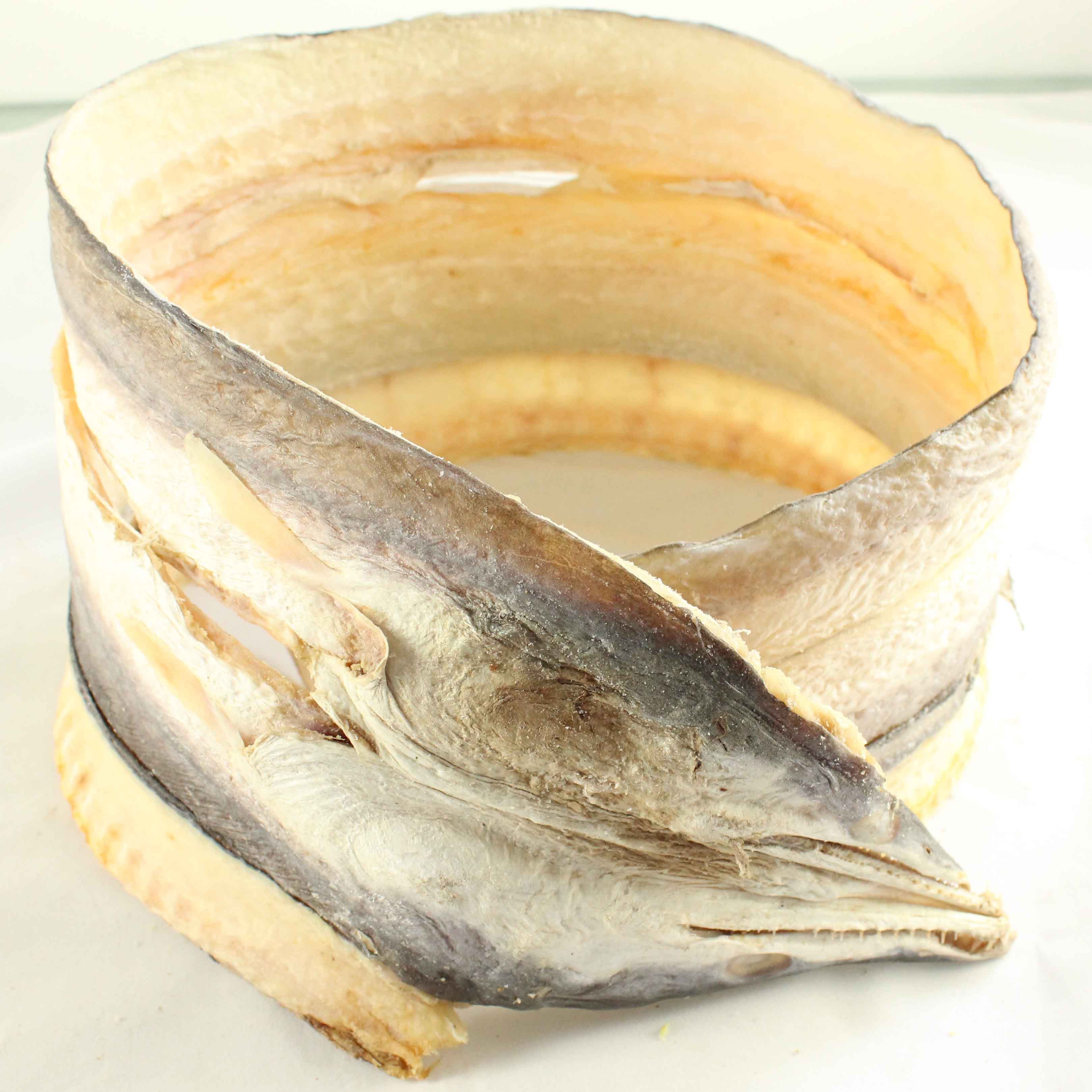 优质鳗鱼干,是以新鲜鳗鱼为原料,经清洗处理,切割,晒干而成的肉干