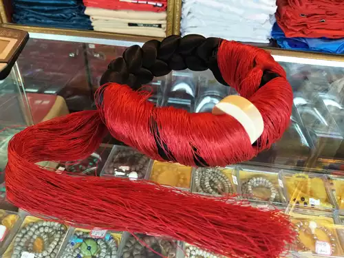 Аксессуар для волос, черный красный шлем с косичкой