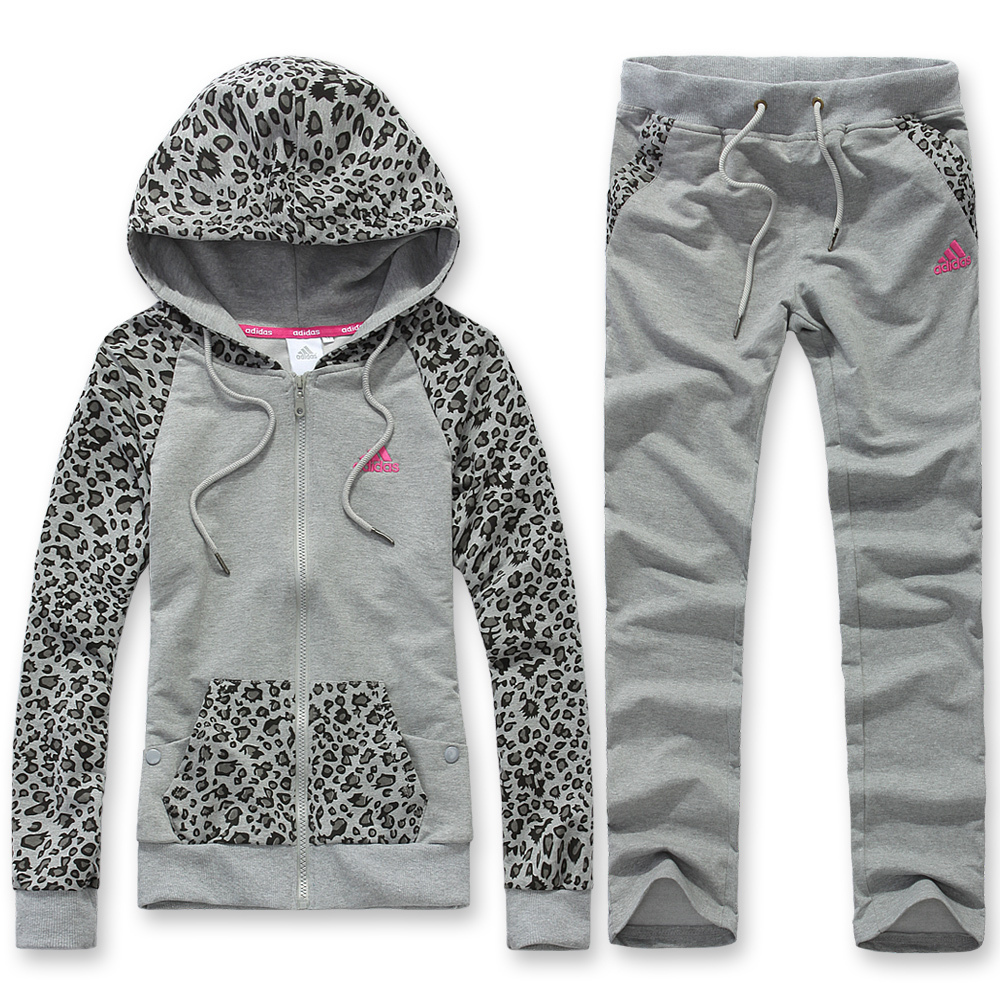 

Спортивный костюм Adidas