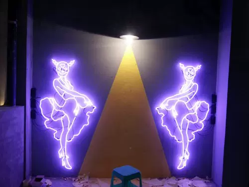 Глассная неоновая трубка мастерство неоновая гонка бобо Почид персонаж ретро фотография и телевизионная стрельба