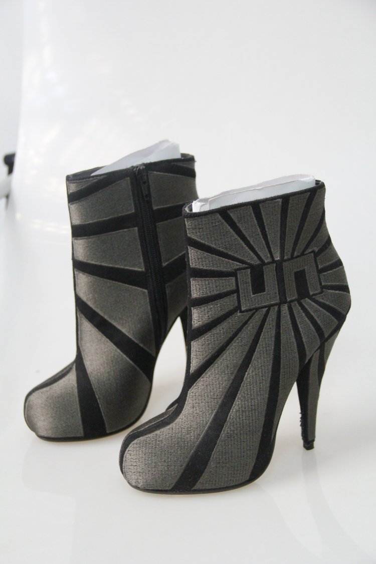 

Женские сапоги UN United Nude