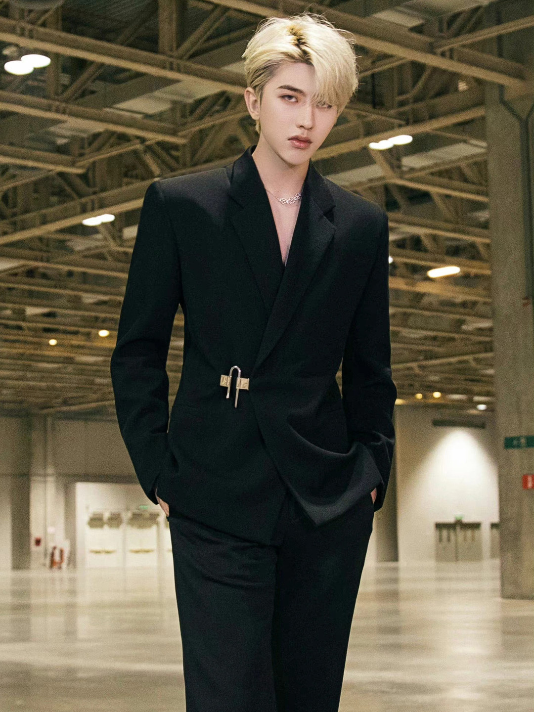 蔡徐坤欧阳娜娜同款金属插锁扣美发造型发型师演出走秀西装9098_推荐