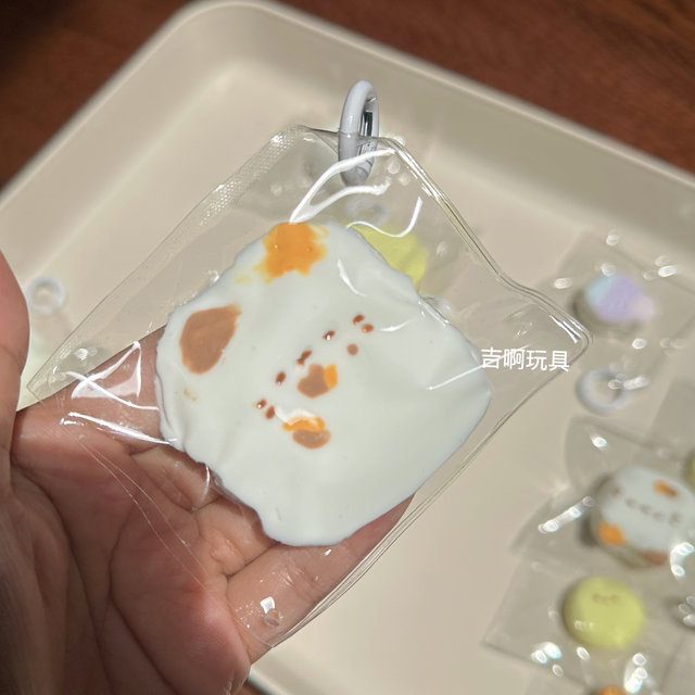 Three-cat cat milk bee pinched Le handmade silicone pinched and bursting feel cute unzipped toy pendant package hanging gift