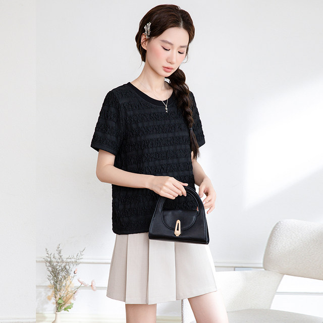 
Qisu large-size women's top 2025 summer new style slim and fat mm straight shoulder slim and pleated casual short-sleeved T-shirt