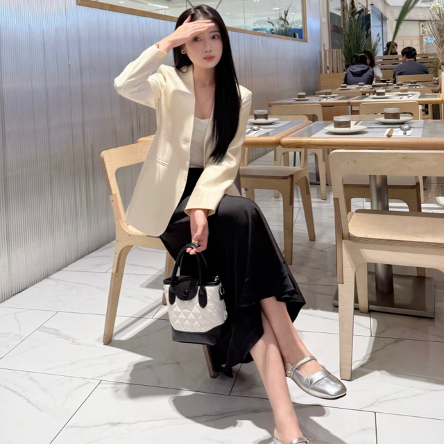 Collarless white suit women's jacket thin high-end 2025 spring and summer new V-neck slim fit slim temperament top