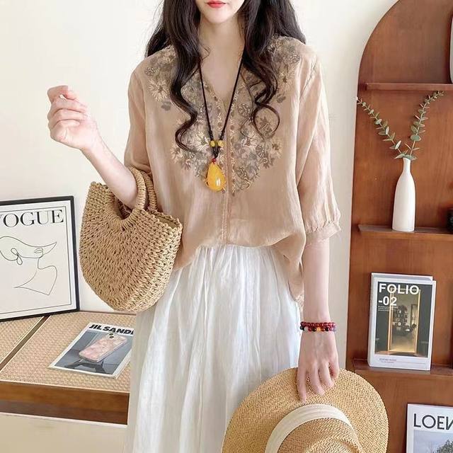 
Middle-aged and elderly women's summer new style commuting literary loose v-neck pullover embroidered mid-sleeve babydoll top mom