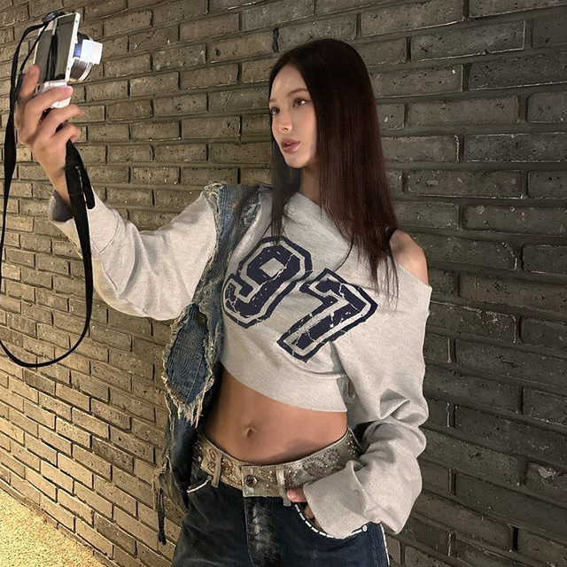 American retro digital printing shoulder long -sleeved sweater 2024 autumn and winter new hot girls are thin and versatile, oblique shoulder top
